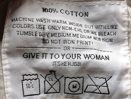 תווית הכביסה: "תן את זה לאישה שלך, זה התפקיד שלה" (צילום: טלגרף)