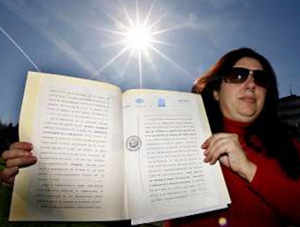 האישה שתובעת בעלות על השמש ורוצה לגבות מסים (וידאו WMV: lavozdegalicia.es)