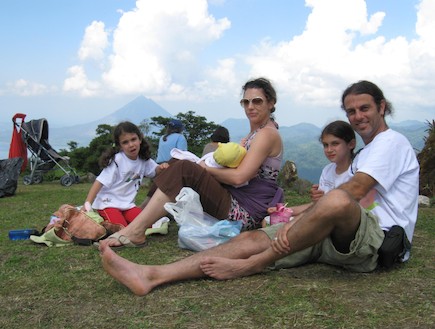 גלית והמשפחה - לידה בקוסטה ריקה (צילום: תומר ושחר צלמים)
