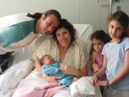 גלית והמשפחה בבית החולים- לידה בקוסטה ריקה (צילום: תומר ושחר צלמים)