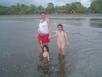 גלית עם הבנות בים - לידה בקוסטה ריקה (יח``צ: תומר ושחר צלמים)