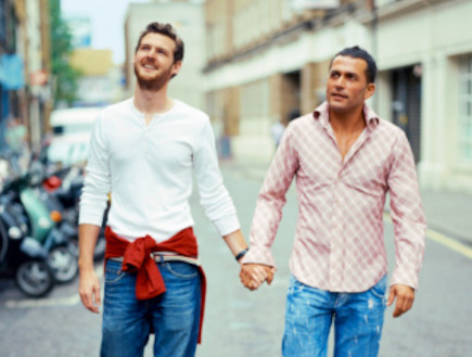 הומואים מחזיקים ידיים (צילום: אימג'בנק / Thinkstock)