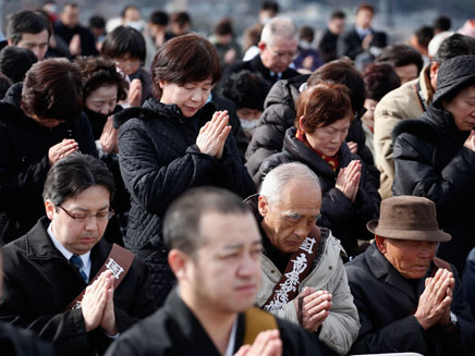 שנה לצונאמי ביפן - טקס אזכרה לנספים (צילום: חדשות 2)