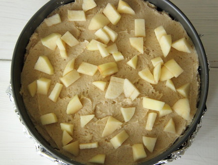 עוגת תפוחים מקורמלים הפוכה (צילום: חן שוקרון, mako אוכל)