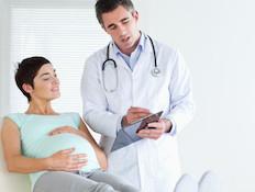 אישה בהריון אצל הרופא (צילום: אימג'בנק / Thinkstock)