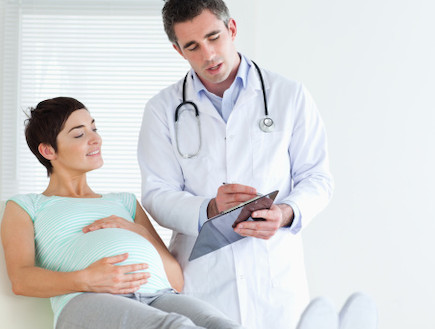 אישה בהריון אצל הרופא (צילום: אימג'בנק / Thinkstock)