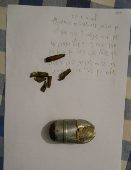 אמצעי הלחימה והמכתב של הילד (צילום: תחנת ראש העין - מרחב שרון)