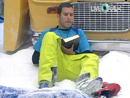 ערן קורא בתנ"ך (תמונת AVI: mako)