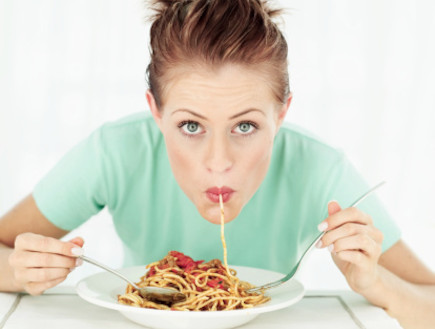 אישה אוכלת (צילום: אימג'בנק / Thinkstock)