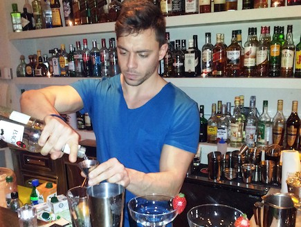 barman at Rooster (צילום: סער פלס)