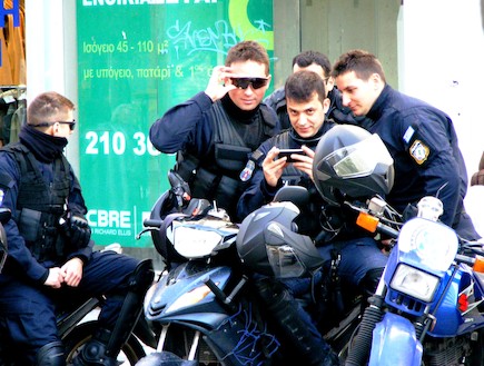 השוטרים היוונים (צילום: סער פלס)