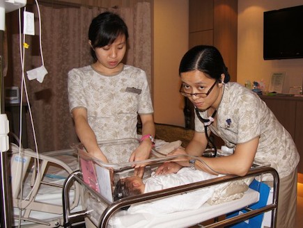 הצוות בבית החולים - לידה בסינגפור (צילום: תומר ושחר צלמים)