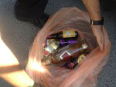 בקבוקי האלכוהול שנמצאו ברכבו (צילום: דוברות אגף התנועה)