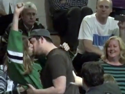 מחאה מקורית: נשיקה גברית מול המצלמות (צילום: יוטיוב)
