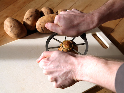 חיתוך תפוחי אדמה עם חותכן תפוחים (צילום: לקוח מהאתר eatingrules.com)