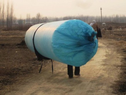 כפריים סינים גונבים גז בשקיות פלסטיק (צילום: chinasmack.com)