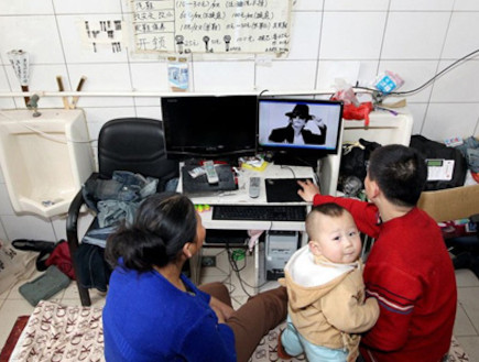 משפחה שחיה בתא שירותים (צילום: asiaone.com)