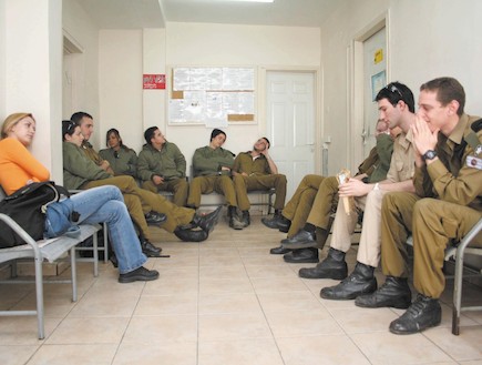 חיילים בתור למרפאה (צילום: שי סקיף, במחנה)