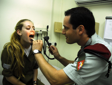 רופא צבאי בודק חיילת (צילום: דובר צה"ל)