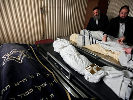 גופות ההרוגים לפני הקבורה (צילום: AP)