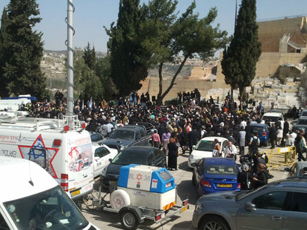 מאות מלווים את ההרוגים לקבורה, הבוקר (צילום: עזרי עמרם, חדשות 2)