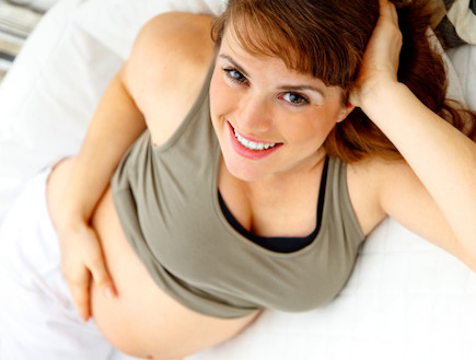 מבט מלמעלה על אישה בהריון (צילום: אימג'בנק / Thinkstock)