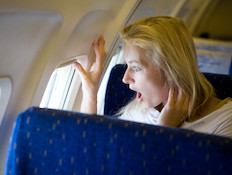 אישה בטיסה (צילום: אימג'בנק / Thinkstock)