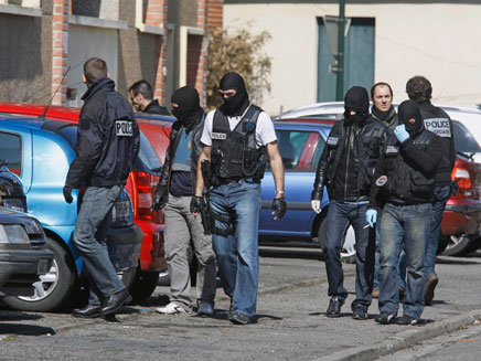 שוטרים צרפתים במצור על ביתו של המחבל שבי (צילום: AP)