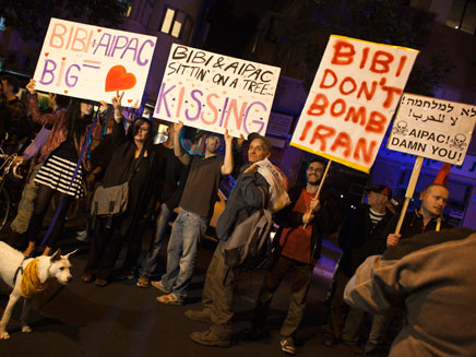 כמה ממשתתפי ההפגנה, הערב בת"א (צילום: רויטרס)
