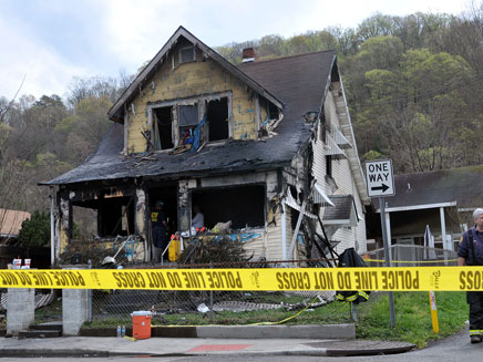 הבית נשרף כליל, אמש (צילום: AP)