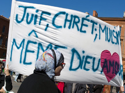 היום בפריז: "צעדת דומיה" לזכר הקורבנות (צילום: AP)