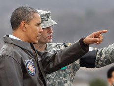 ברק אובמה נשיא ארה"ב מבקר בגבול קוריאה (צילום: AP)