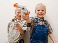 ילדים משחק באקדחי צעצוע (צילום: אימג'בנק / Thinkstock)
