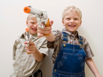 ילדים משחק באקדחי צעצוע (צילום: אימג'בנק / Thinkstock)