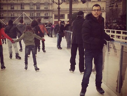 אסי עזר מחליק על הקרח, פריז (צילום: שי לי שינדלר)