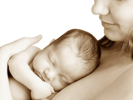 תינוק קטן שוכב על אמו (צילום: אימג'בנק / Thinkstock)