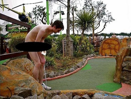 מיני גולף בעירום (צילום: examiner.com)