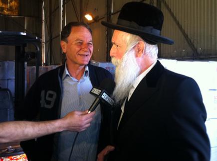אלי כהן עם הרב גרוסמן בסירקין (צילום: אסף שקד, בית"ר ירושלים). צפו (צילום: ספורט 5)
