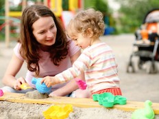 ילדה משחקת בארגז חול עם אמא שלו (צילום: אימג'בנק / Thinkstock)