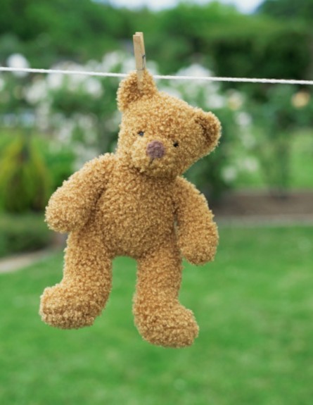 דובי צעצוע תלוי על חבל כביסה (צילום: אימג'בנק / Thinkstock)
