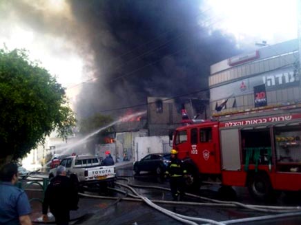 השריפה במפעל הצבעים (צילום: חדשות 2)