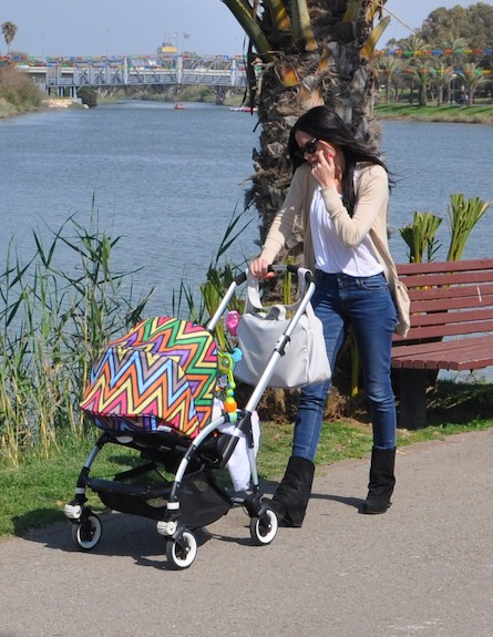 מרינה קבישר עם התינוקת בפארק, פפראצי (צילום: צ'ינו פפראצי)