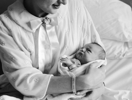 יולדת עם תינוק שחור לבן (צילום: Carsten, GettyImages IL)