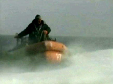 סרות החילוץ בדרך לאי (צילום: הטלוויזיה הרוסית)