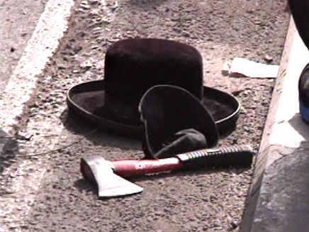 הגרזן והמגבעת, היום בזירת הפיגוע (צילום: רויטרס)