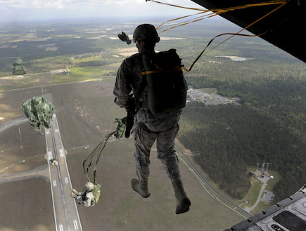 חייל הולך באוויר (צילום: צבא ארצות הברית)