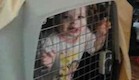 תינוק בכלוב (צילום: thechive.com)