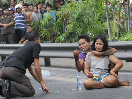 האישה נמלטה בפציעות קלות, בנגקוק (צילום: AP)