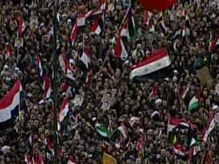 המונים בסוריה מקשיבים לנאומו של אסד (צילום: חדשות 2)