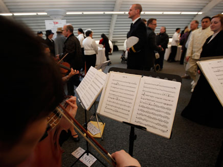 תזמורת מלווה את הנוסעים, היום (צילום: AP)